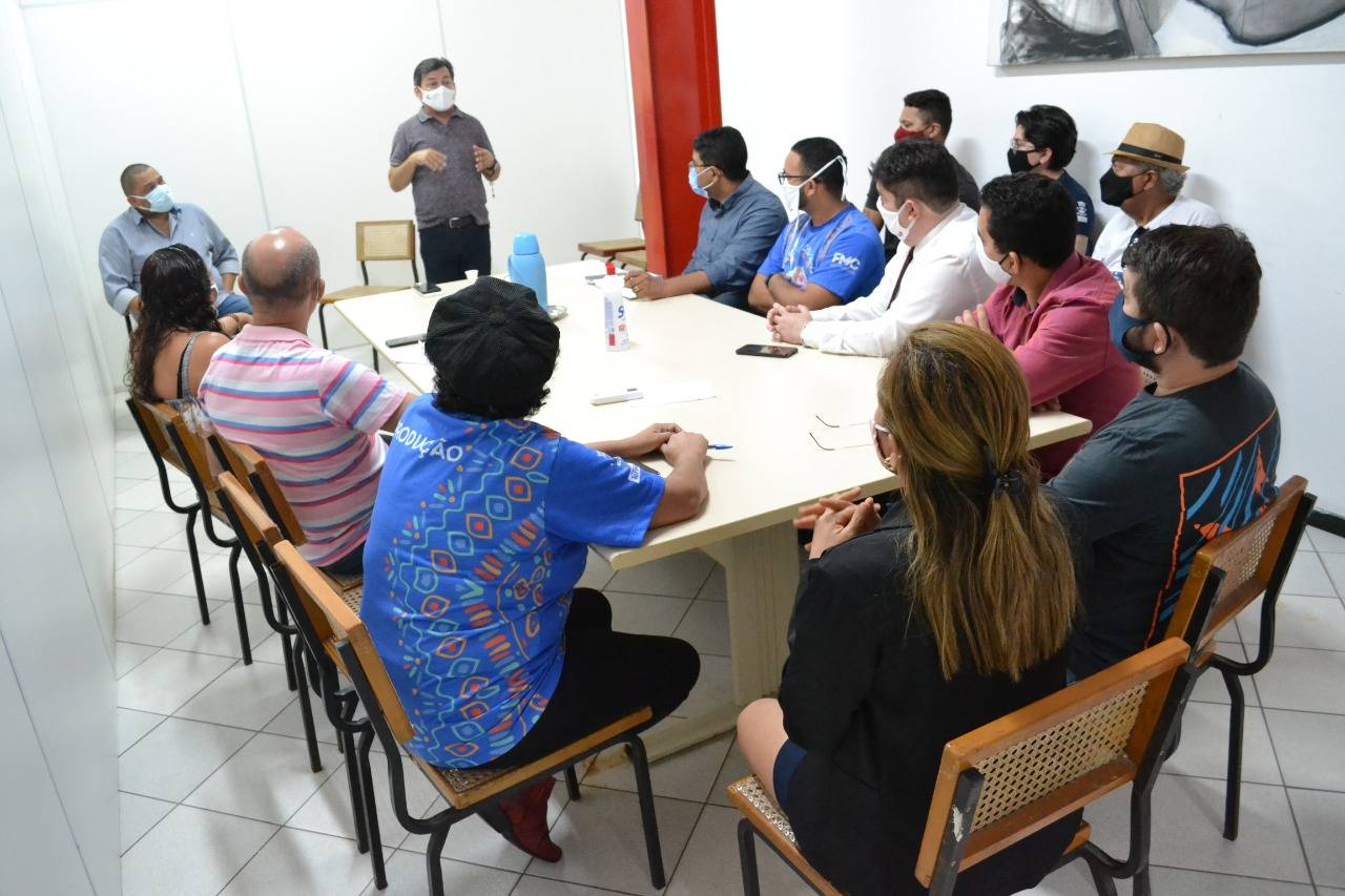 Scheyvan Lima, presidente da Fundação Monsenhor Chaves durante reunião com representantes do setor ártistico na capital